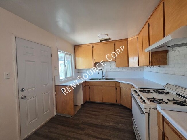 Building Photo - 671 Flora St