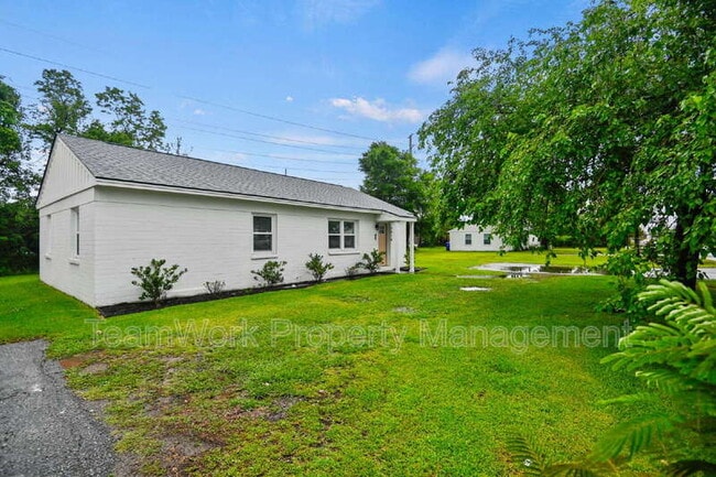 Building Photo - 3020 Azalea Dr