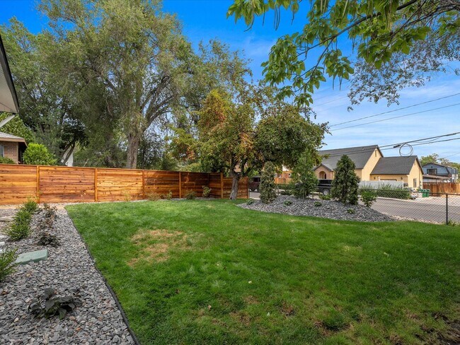 Building Photo - Move In Ready Midtown Dream Home