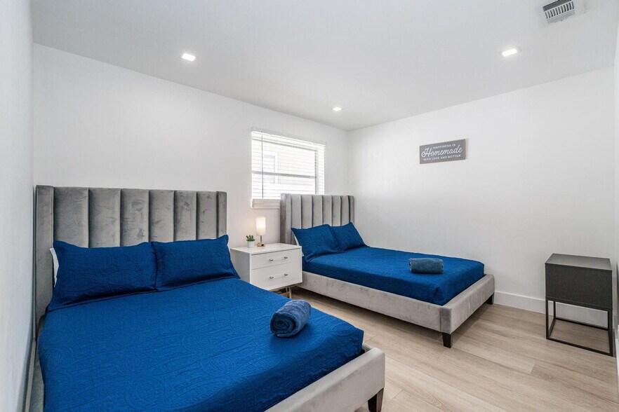 Building Photo - 825-827 Southwest 14th Street-SI FL1-ID1475658P