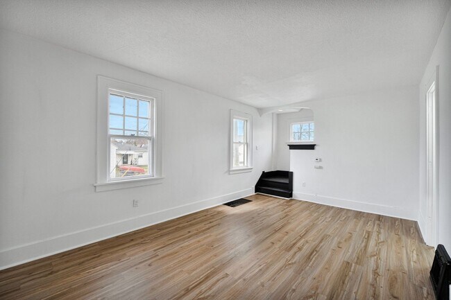 Building Photo - COMING SOON - 3 BEDROOM HOUSE ON SPRING ST