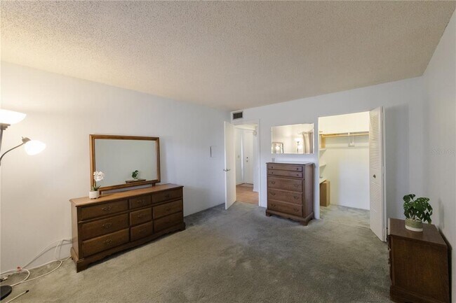 Building Photo - 13721 Mission Oaks Blvd