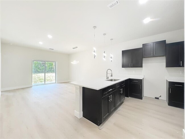 Building Photo - 356 W 4th St