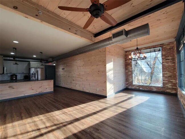 Building Photo - 550 E Main St