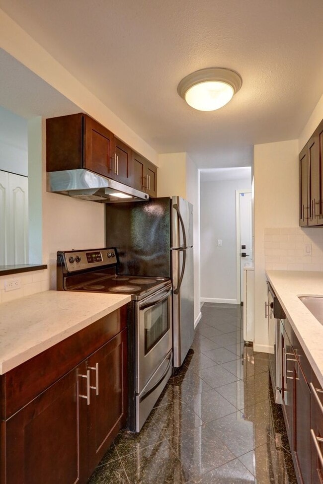 Building Photo - Downtown Bellevue 2BR 1BA Condo-Just Block...