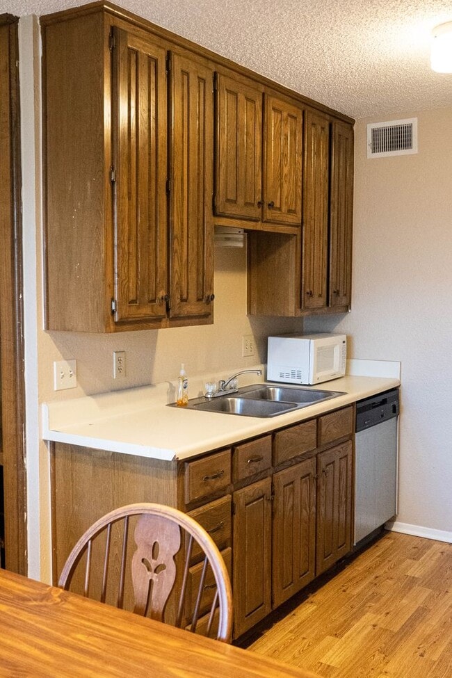 Building Photo - Waco Casablanca Condo!