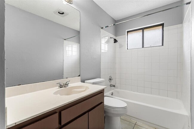 Building Photo - 16207 Parkway Dr