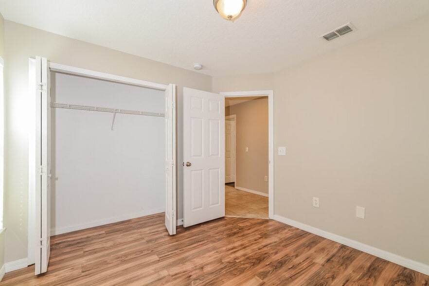 Building Photo - 2407 Knightsbridge Blvd