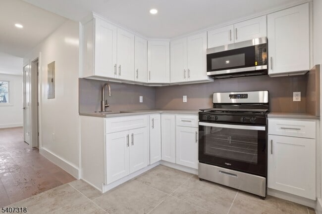 Building Photo - 554 Hort St