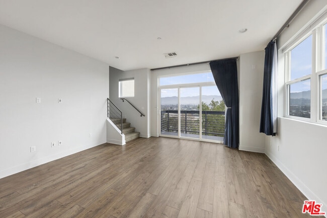 Building Photo - 2753 Waverly Dr