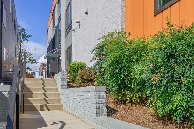 Building Photo - Available Now! Parking Included! Professio...