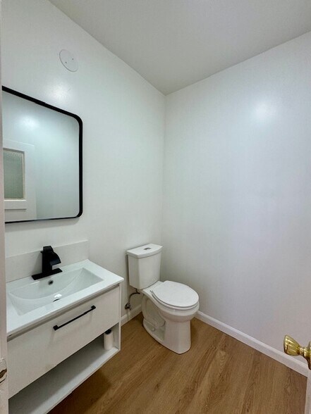 Building Photo - 2808 W 43rd Pl