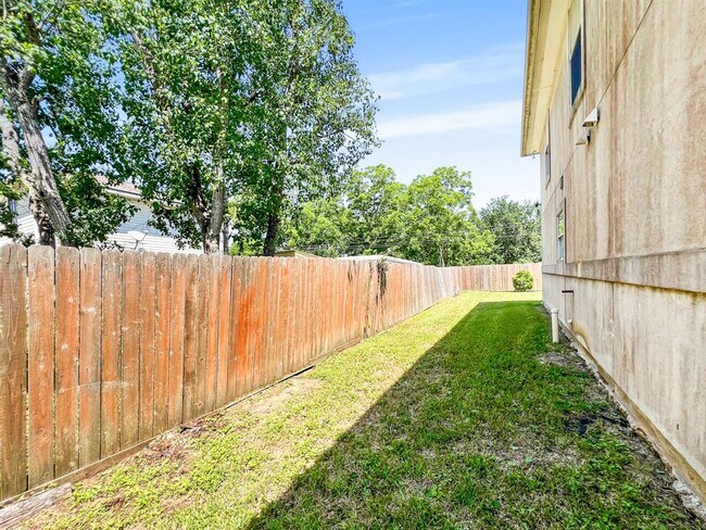 Building Photo - 5715 Ladonia St