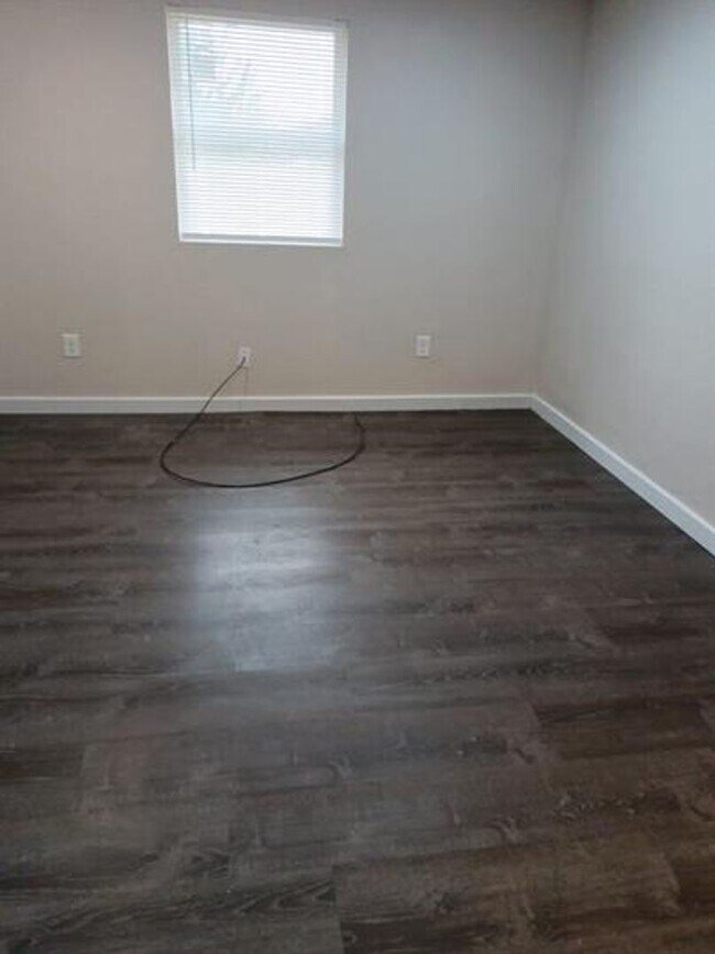 Building Photo - Convenient Location 1 bed 1 bath apartment - HVAC