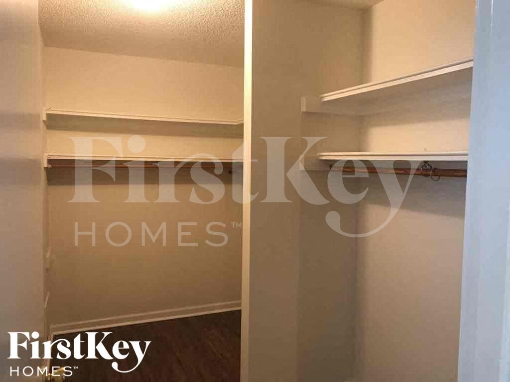 Building Photo - 833 Weeburn St