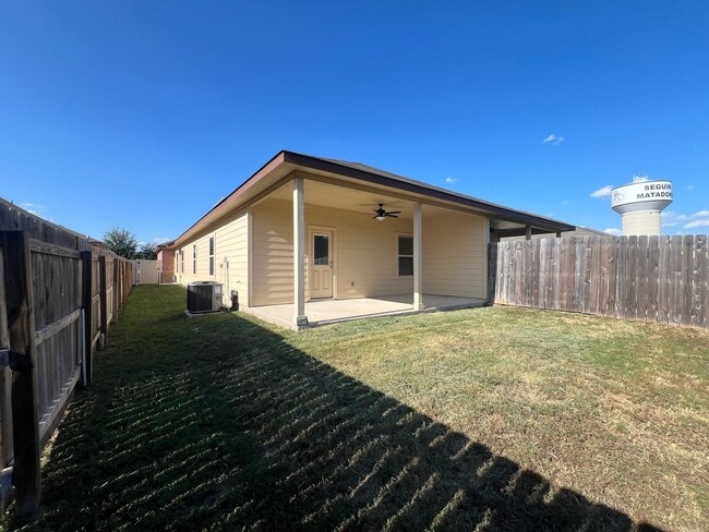 Building Photo - Luxury 3/2 Duplex in Seguin, Texas