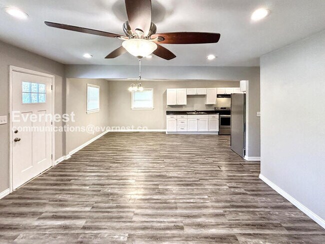 Building Photo - 4 Bed, 2 Bath Home with Modern Amenities / Pet-Friendly / Available Now!