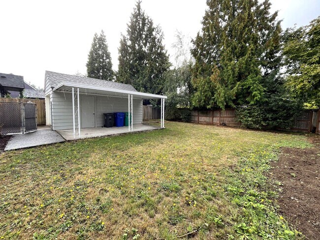 Building Photo - Renovated 3 Bed, 2 Bath House with Large Yard