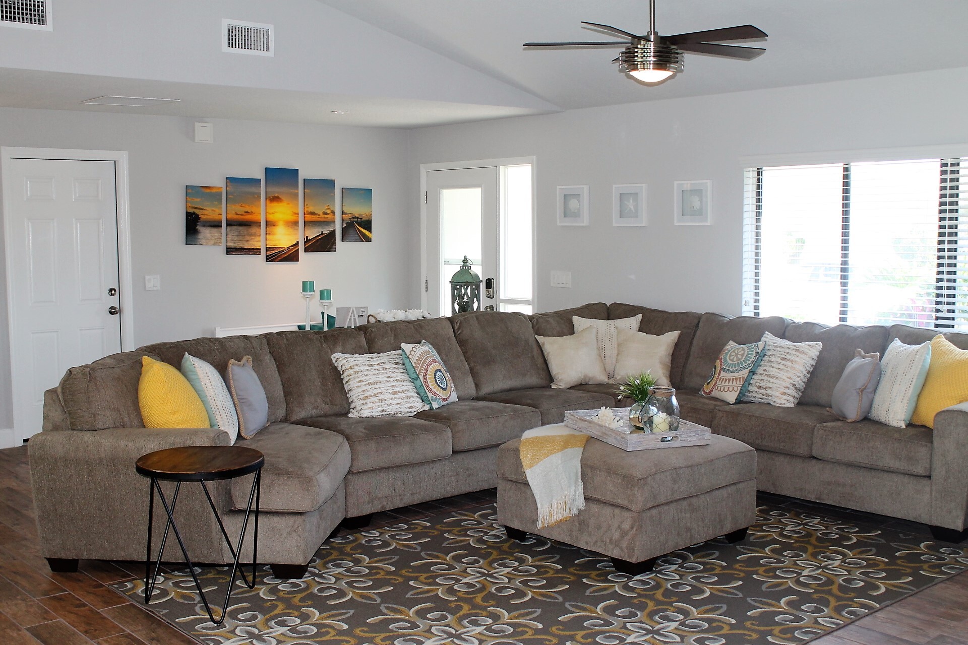 LARGE GREAT ROOM - 12 Clarendon Ct S