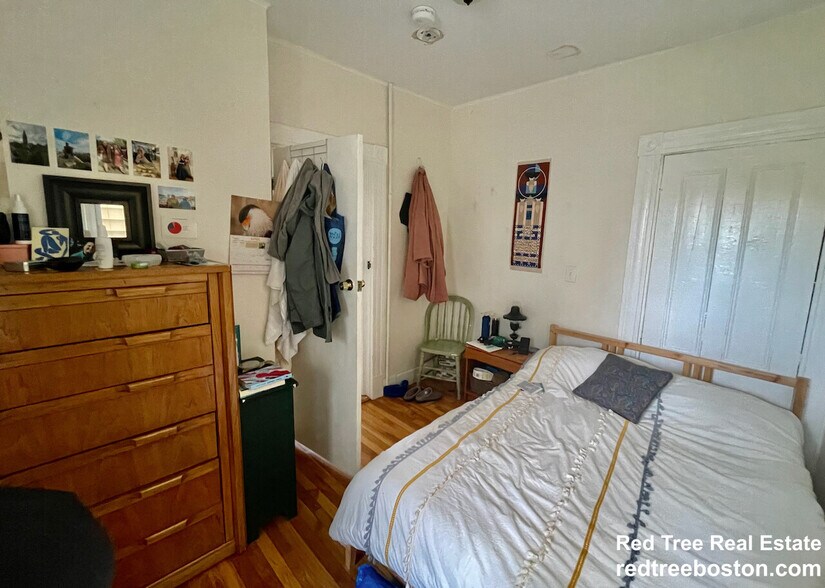 Building Photo - 10 Houghton St