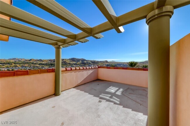 Building Photo - 64 Strada Principale