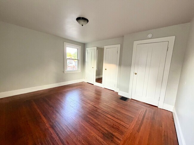 Building Photo - Great 3 bed home in Bond Hill!!