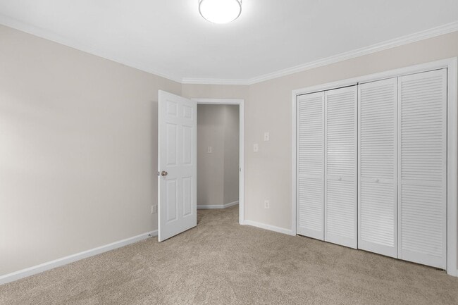 Building Photo - 3 Bed 2 Full Bath/2 Half Bath - Rockville Townhouse - Move In Ready