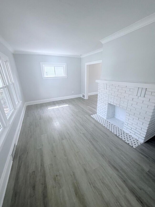 Building Photo - Gorgeous 4 bd, 1.5 bth Cleveland Heights Stunner!