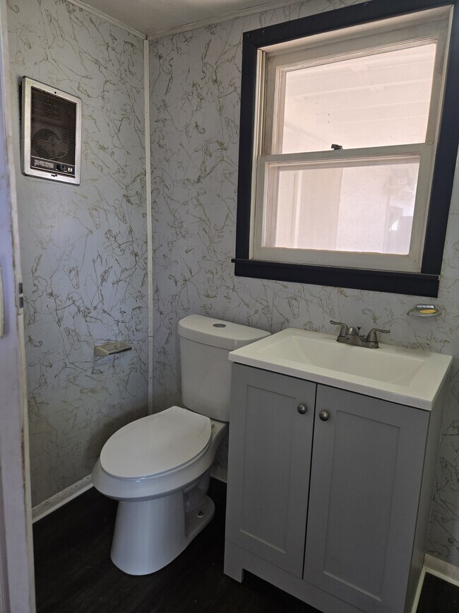 Building Photo - 714 N Ave C