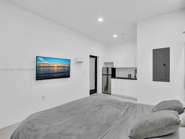 Building Photo - 3010 Alton Rd