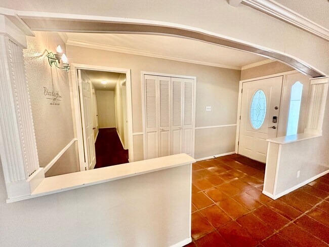 Building Photo - July Move-In Special - Fabulous 4/2 single...