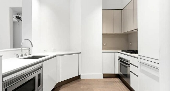 Building Photo - 3 bedroom in NEW YORK NY 10005