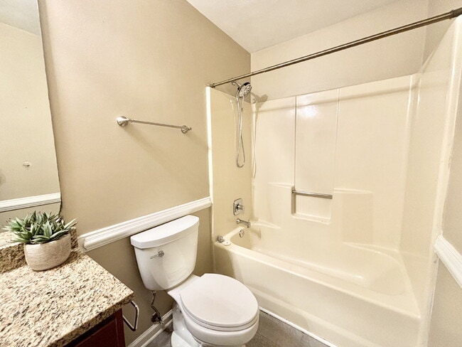 Building Photo - Gorgeous Townhome in Virginia Beach