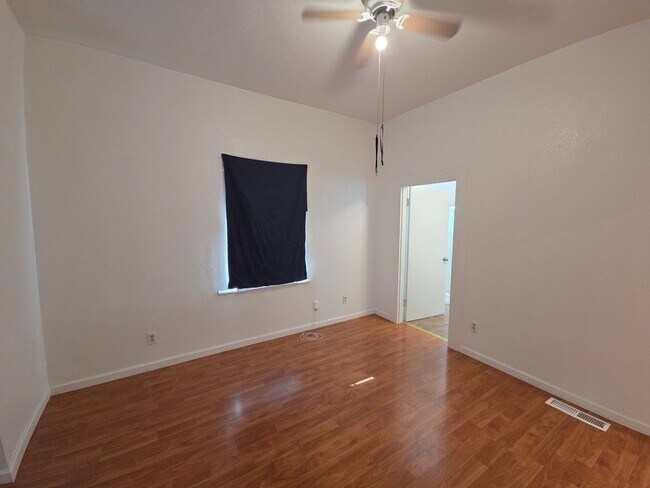 Building Photo - Beautiful 2 bedroom home with large detatched garage