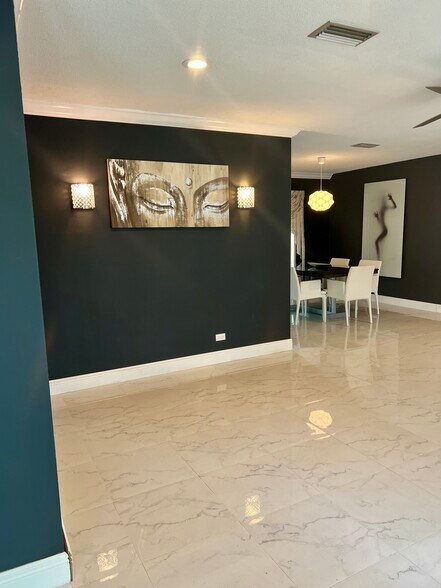 Building Photo - 880 NW 72nd Ter