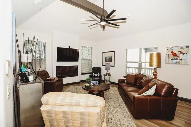 Building Photo - Stylish Bentonville Home (Community Amenities!)