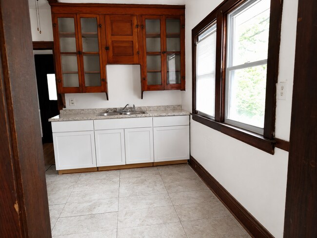 Building Photo - 2824 Saratoga Ave