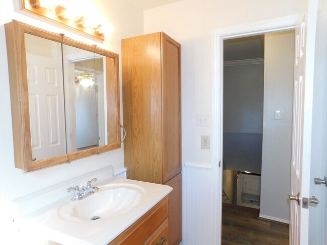 Building Photo - 7322 Oak Manor Dr