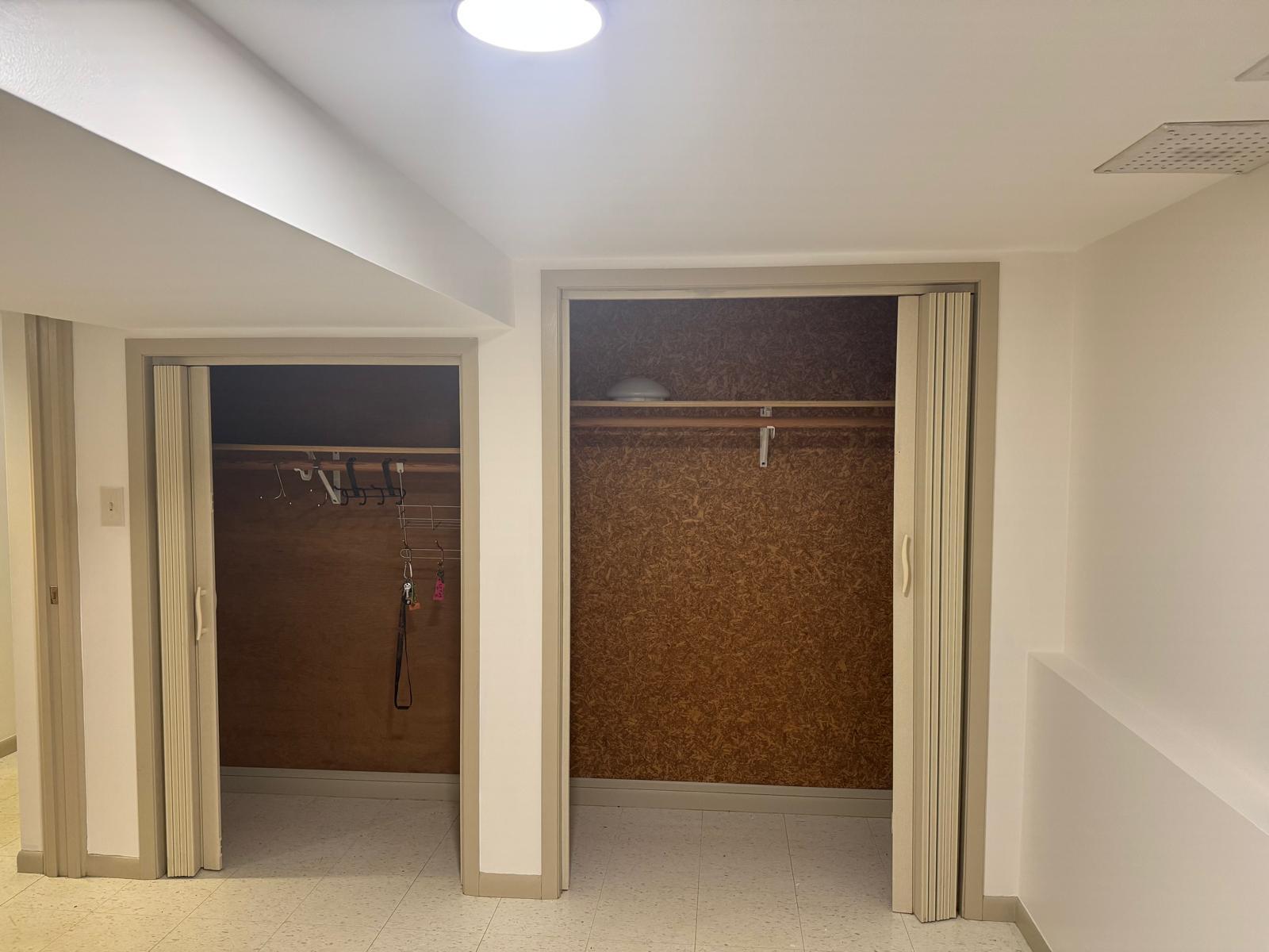 Bethroom - closet - 5434 N Lotus Ave