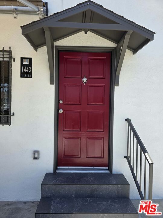 Building Photo - 1443 N Mariposa Ave