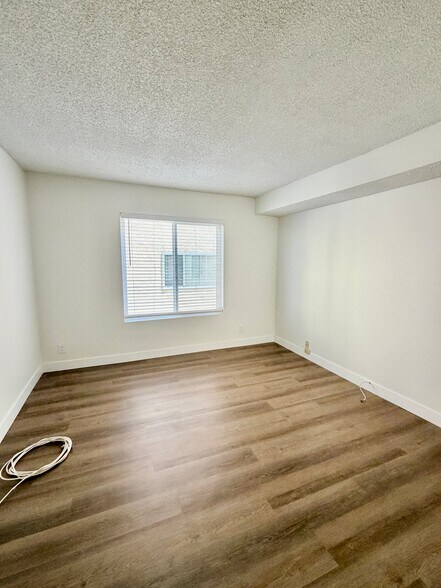 Building Photo - 17440 Burbank Blvd