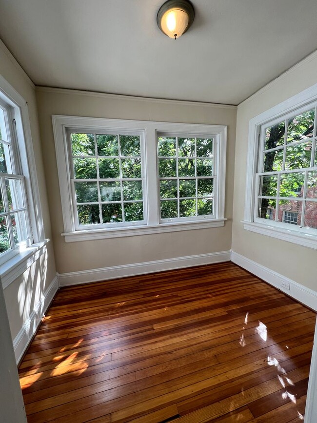 Building Photo - Renovated 4 Bedroom Townhouse! Off Street ...