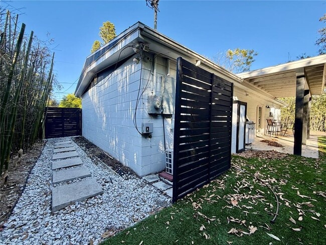 Building Photo - 844 35th Ave S