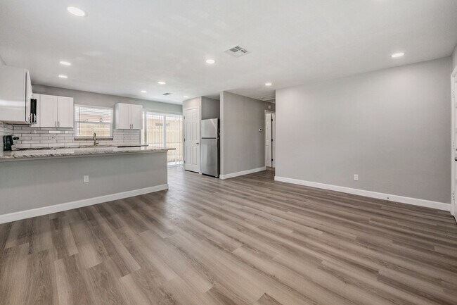 Building Photo - 1506 Leo Ln E