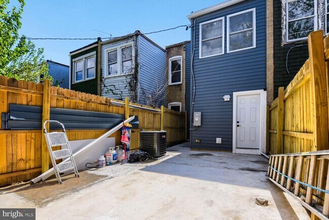 Building Photo - 2542 Oswego Ave