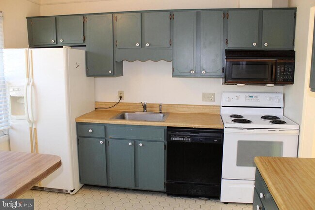 Building Photo - 18 Meadow Dr