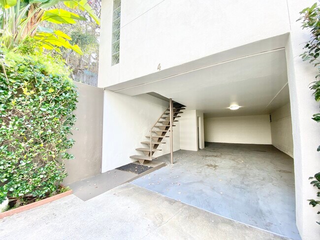 Building Photo - 2100 Griffith Park Blvd