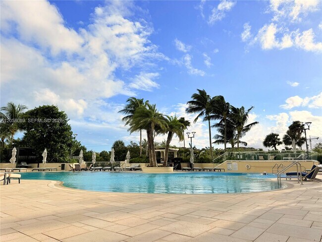 Building Photo - 300 South Pointe Dr