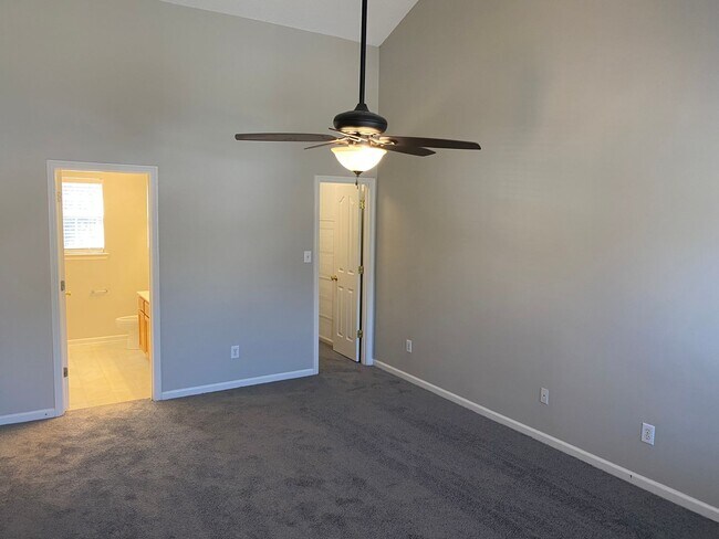 Building Photo - You can't miss this DEAL!