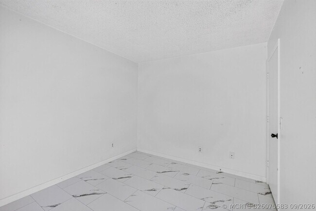 Building Photo - 1628 SE Green Acres Cir